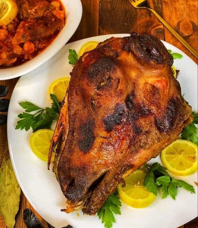 طبق لحم الرأس الغنمي المبخر مع الزيتون والبقدونس